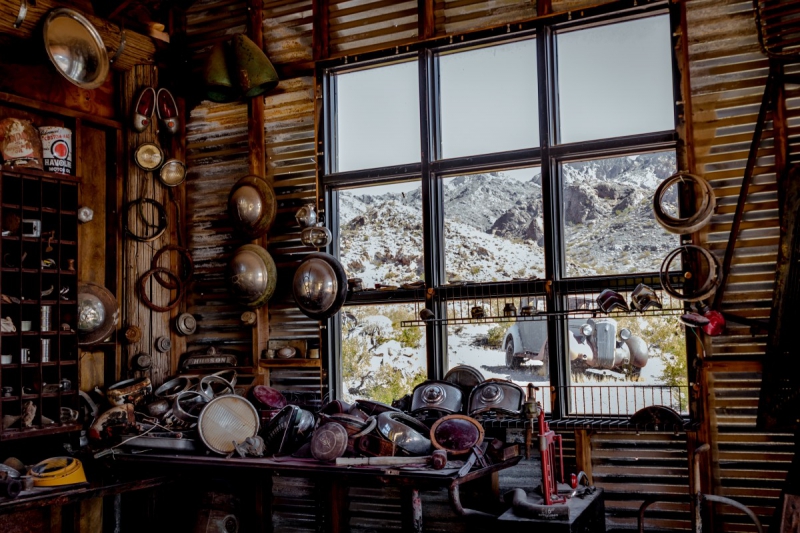 cordonnerie-VALBONNE-min_shop_window_part_junk_abandoned-138873